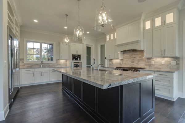 13_LighthousePointeDrive_12807_Kitchen01-min