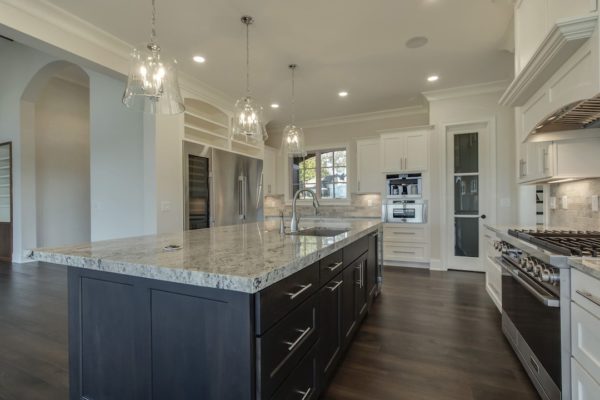 14_LighthousePointeDrive_12807_Kitchen02-min