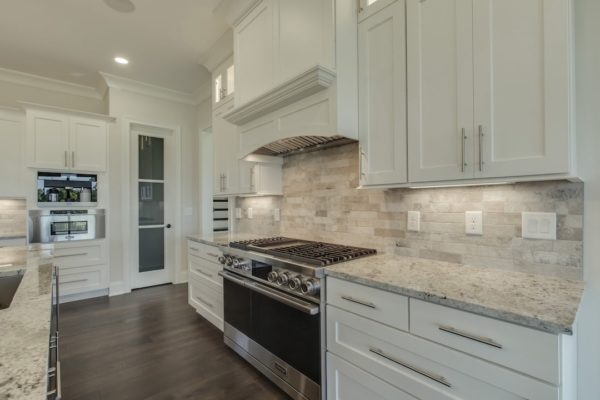 15_LighthousePointeDrive_12807_Kitchen03-min