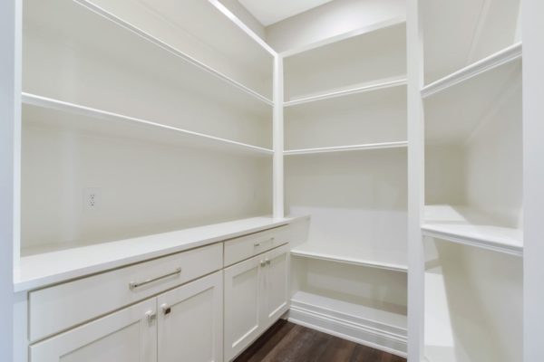 19_CommodoreDrive_823_Pantry-min
