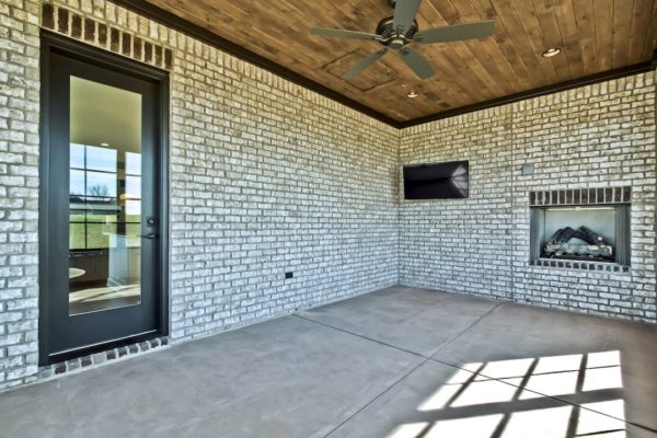 20_CommodoreDrive_668_Porch03-min
