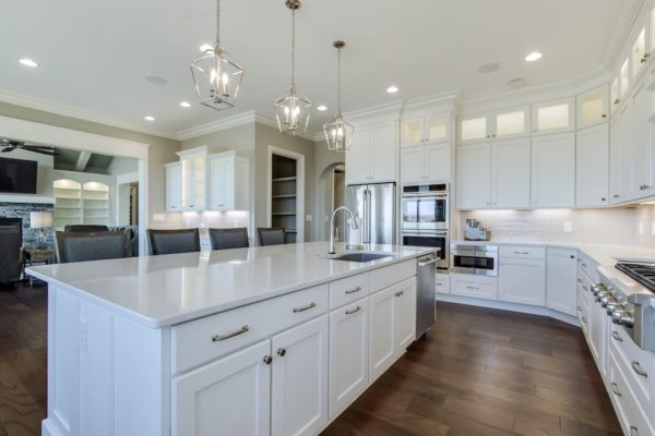 21_CommodoreDrive_668_Kitchen02-min