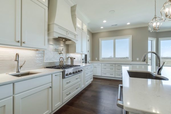 23_CommodoreDrive_668_Kitchen04-min