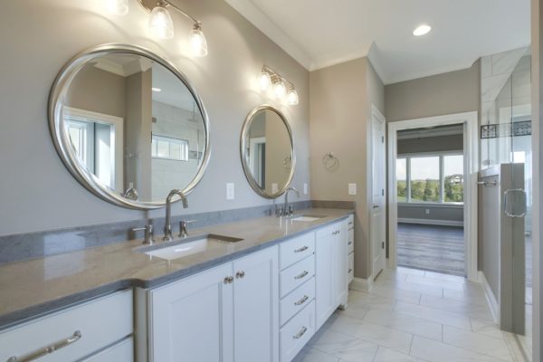 25_LanyardWay_198_MasterBath01-min