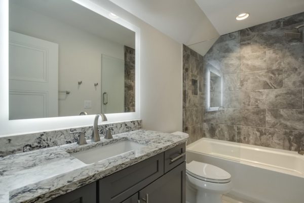 26_LighthousePointeDrive_12807_GuestBath01-min