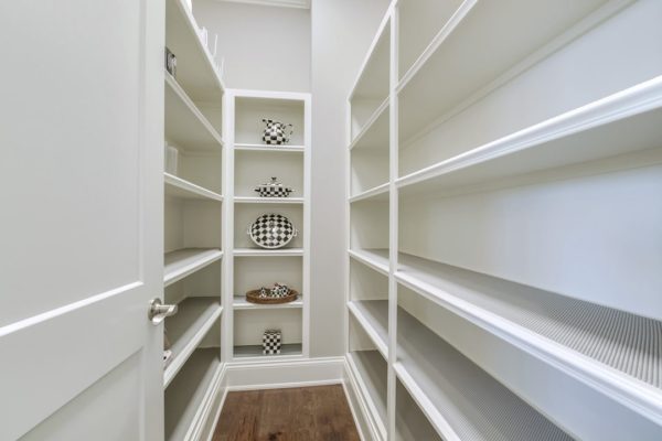 27_CommodoreDrive_668_Pantry-min