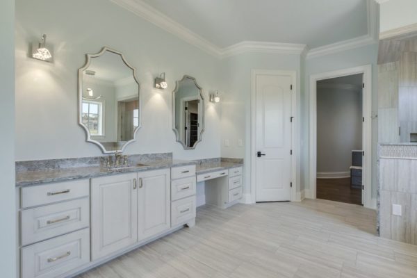 27_ZepherDrive_171_MasterBath02-min