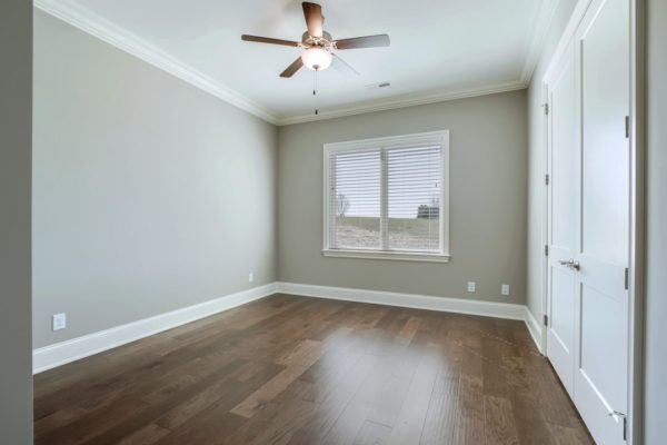 29_CommodoreDrive_668_Bedroom2_01-min
