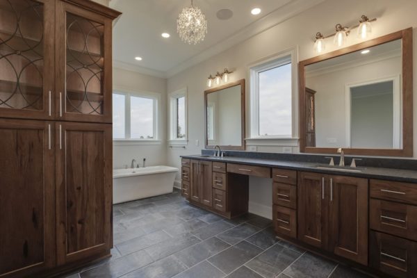 29_LighthousePointeDrive_12807_MasterBath01-min