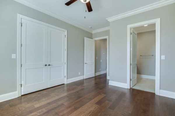 30_CommodoreDrive_668_Bedroom2_02-min