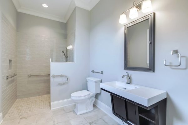 30_CommodoreDrive_823_GuestBath1-min