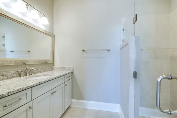 31_CommodoreDrive_668_GuestBath1-min