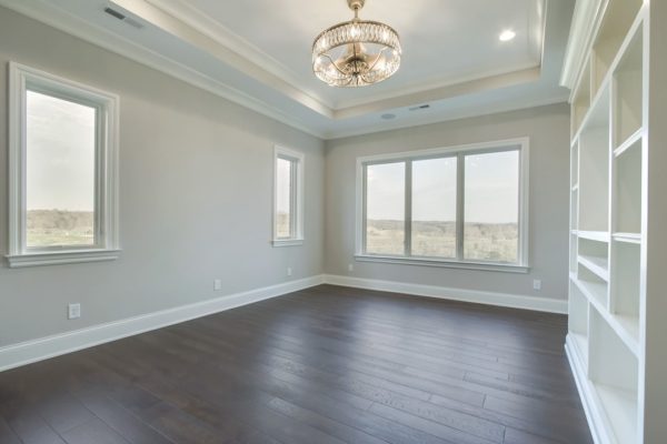 31_CommodoreDrive_823_MasterBedroom01-min