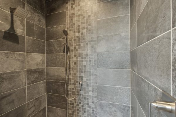 31_LighthousePointeDrive_12807_MasterShower-min