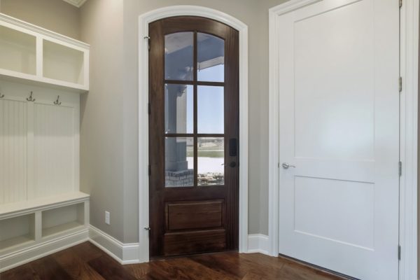 32_CommodoreDrive_668_MudRoom-GarageEntry-min