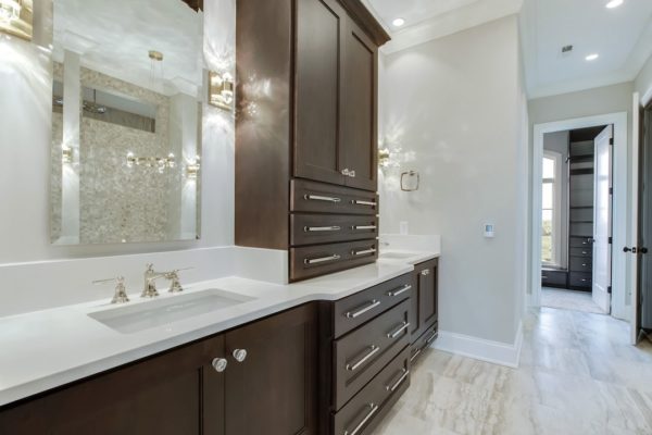 33_CommodoreDrive_823_MasterBath01-min