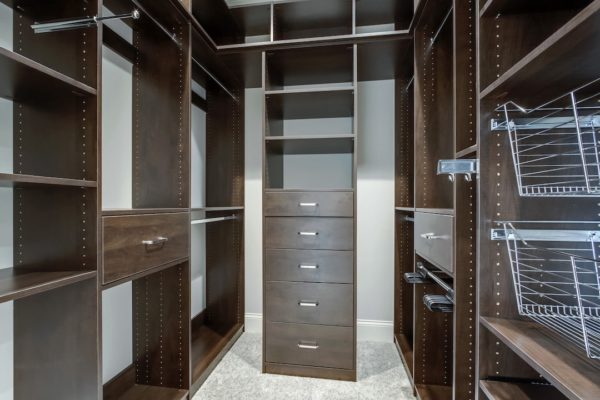 34_CommodoreDrive_823_MasterCloset01-min