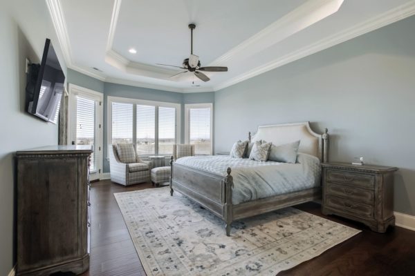 36_CommodoreDrive_668_MasterBedroom01-min