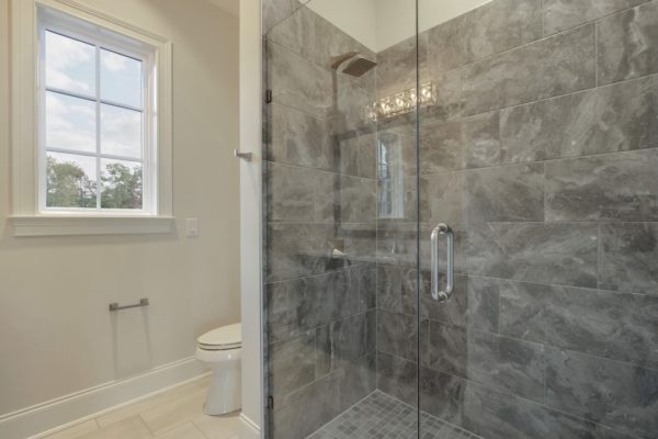 37_LighthousePointeDrive_12807_GuestBath2_02-min