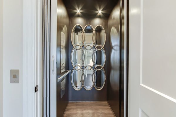 41_CommodoreDrive_823_Elevator-min