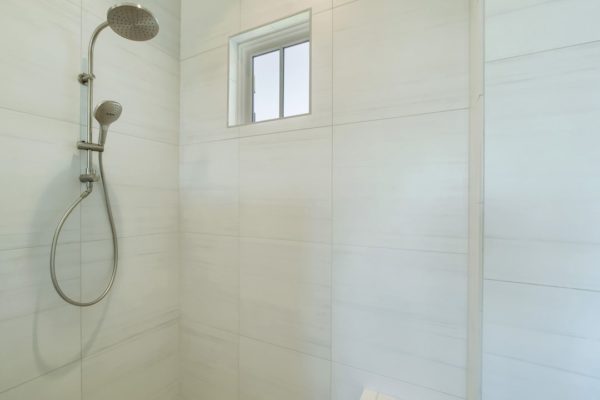 45_CommodoreDrive_668_MasterShower-min