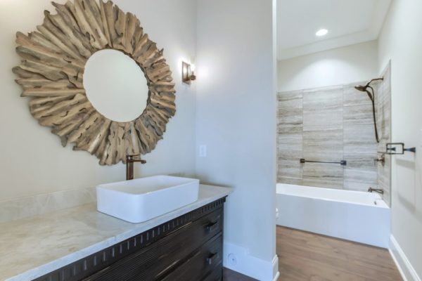 46_CommodoreDrive_823_GuestBath2-min