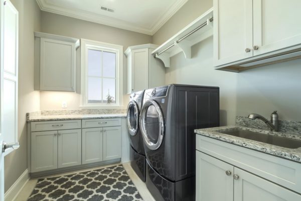 47_CommodoreDrive_668_Laundry-min