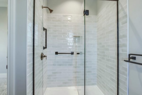 51_CommodoreDrive_823_GuestBath3_02-min