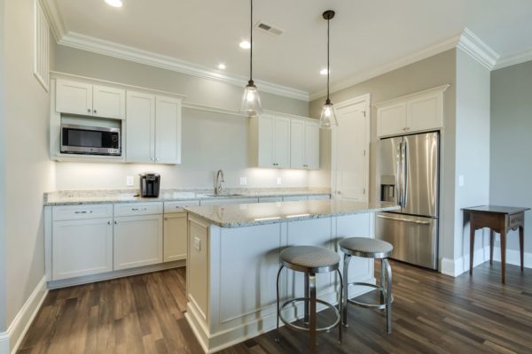 52_CommodoreDrive_668_Kitchenette01-min