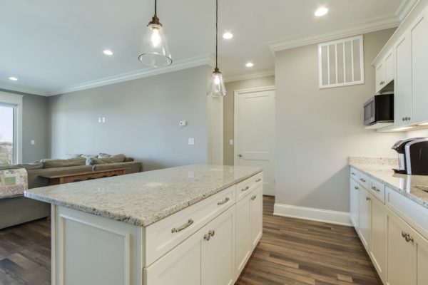 54_CommodoreDrive_668_Kitchenette03-min