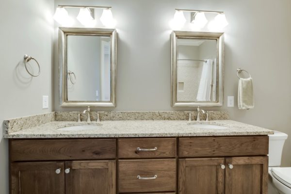57_CommodoreDrive_668_GuestBath2-min