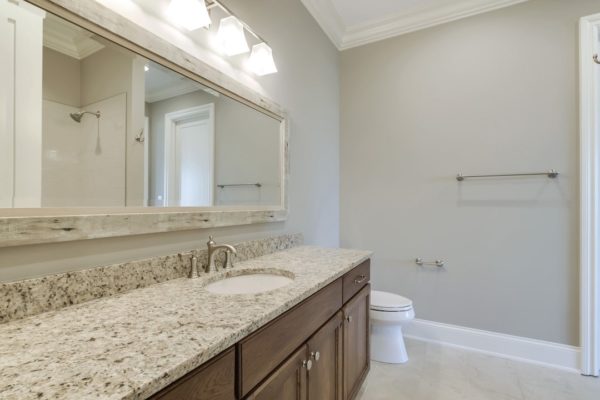 61_CommodoreDrive_668_GuestBath3_01-min