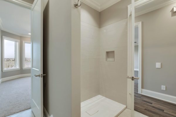62_CommodoreDrive_668_GuestBath3_02-min